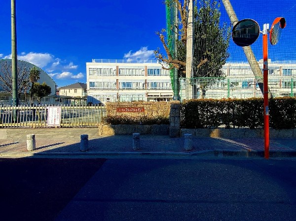 狛江第五小学校(学校教育目標は「明るい子」「考える子」「優しい子」。一学年3クラスほどのクラス編成。)