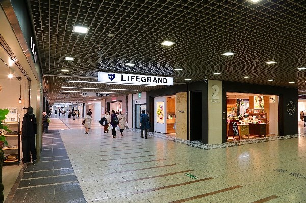 アゼリア（地下街）(「川崎」駅と京急本線「京急川崎」駅の間に広がる地下街。レストランやカフェ、ファッション等、雨の日でも安心の充実の地下街です。)