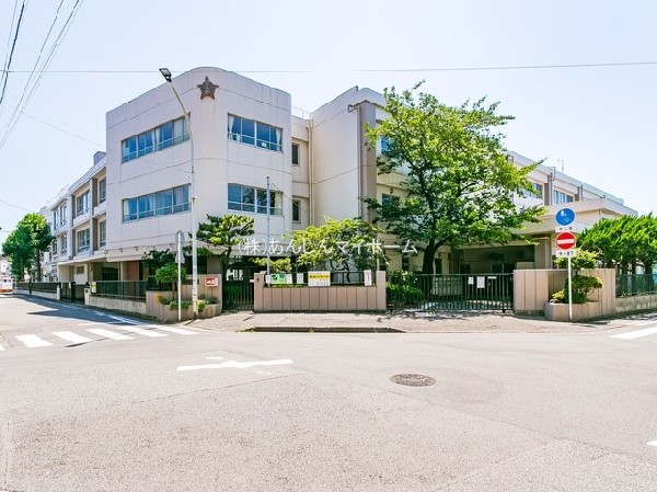 東大島小学校(昭和30年（1955年）4月、向小学校からわかれて開校しました。学校教育目標は『明るくたくましい生き方のできる人間の育成』)