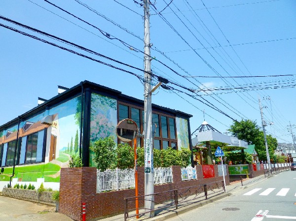 柿の実幼稚園　(自然豊かな4万坪の敷地と、およそ900名の園児の数は関東最大級です。)