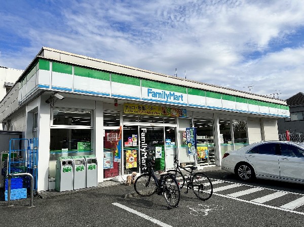 ファミリーマート青葉大場町店(新作スイーツやキャラクターコラボ商品等新しい商品が続々登場。今日はどんな商品と出会えるか楽しみが増えそう。)