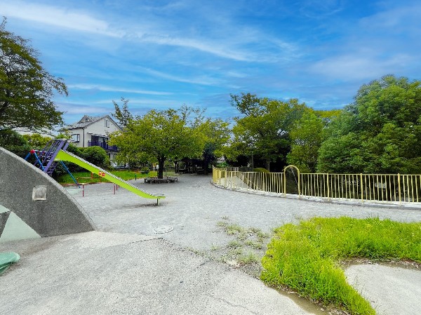 大場富士塚公園(特徴的な遊具があり、「円形の大きな壁」遊具があり、子ども向けにユニークな遊び場になっています。)