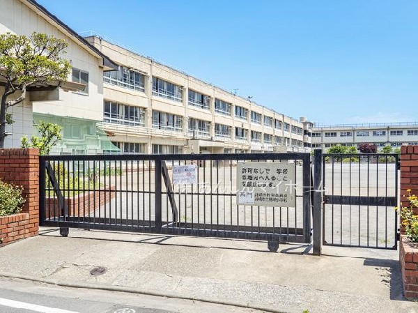 藤崎小学校　(お子様が一日の中でも長い時間を過ごす小学校。のびのびと過ごし、広い校庭で元気に駆け回ったり、どんどん成長していく姿が目に浮かびます。)