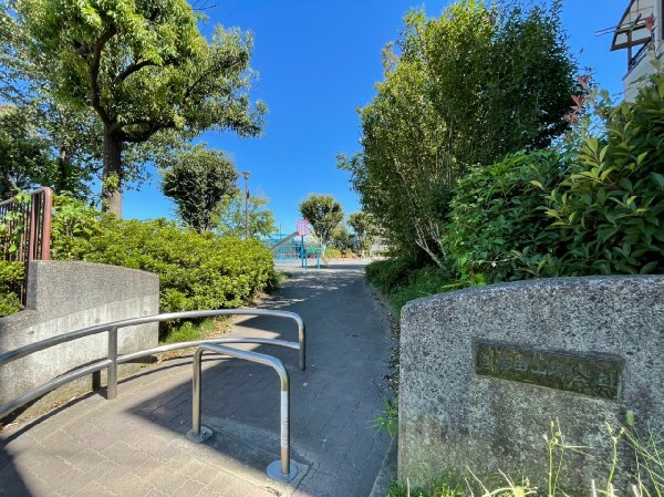 山崎公園(国道１６号線から県道青砥上星川線を行き、東海道新幹線を越え、左に約２００ｍの学園前通に通ずる造成地に位置し、付近には上菅田小学校があります。)