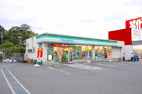 ファミリーマート水沢3丁目店(コンビニが近いのは何かと助かります。いまや買物だけではなく、行政、銀行、民間サービス等、日常生活に深く関係する最重要施設。)