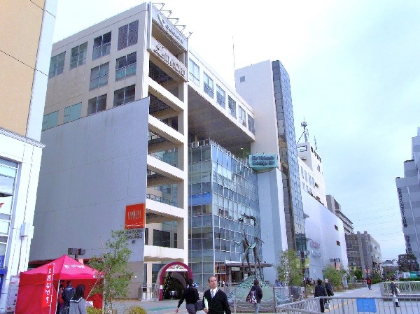 イトーヨーカドー・新百合ヶ丘店(駅を降りたら徒歩1分で買い物ができます。品揃えも豊富で低価格。このエリアの買い物事情は困りません。)