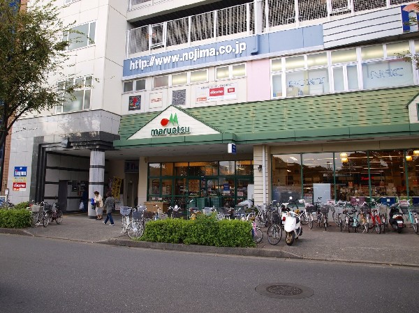マルエツ鶴川店　(幹線道路沿いにあり、自転車や車で立ち寄りやすい駐車場完備のスーパーです。朝9時から夜9時まで営業。駐車場は65台無料です！)