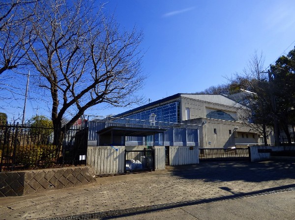 岡上小学校　(学校教育目標はつよい子、生きる力の育成、確かな学力、豊かな人間性、健康体力を培う、正しい子、より良く生きる基盤となる道徳性を培う。)