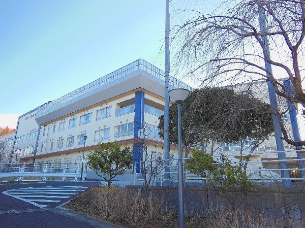 柿生中学校　(成長の過程でより濃い時間を過ごす3年間。お子様にとって、とても大切な思い出となるはずです。)