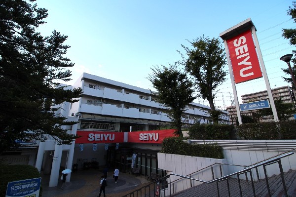 西友新ゆりグリーンタウン店(年中 無休で営業しています。新百合ヶ丘駅よりバスにて約10分の距離にあります。)