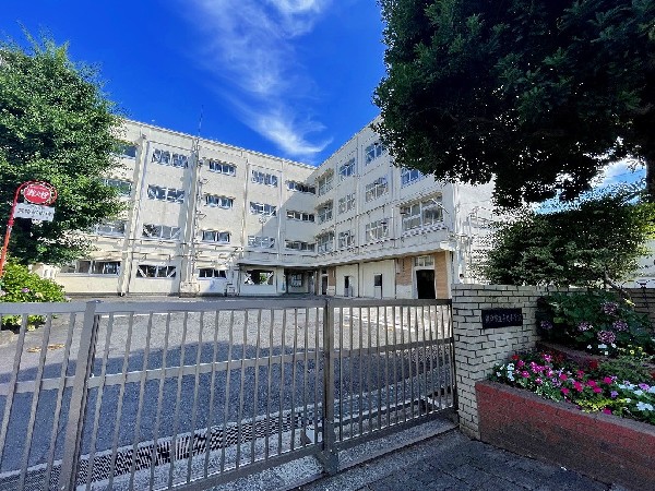 奈良小学校　(「自分で考え進んで学び続ける子」　「まちやみんなとの関りを大切にする子」「夢や未来の創造にたくましくチャレンジする子」)