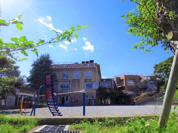 向丘小学校 (明治5年開校、140周年を迎えた歴史ある小学校です。グラウンドは坂の上にあります。)