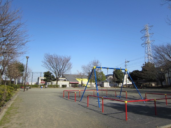 あかね台西が谷公園(立派な複合遊具、砂場、ブランコ、鉄棒があります。ベンチや水飲みもあるため一年を通して気軽に利用できます。)