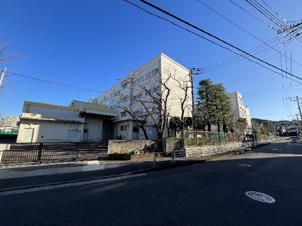 長津田第二小学校(お子様が一日の中でも長い時間を過ごす小学校。のびのびと過ごし、どんどん成長していくお子様の姿が目に浮かびます。)