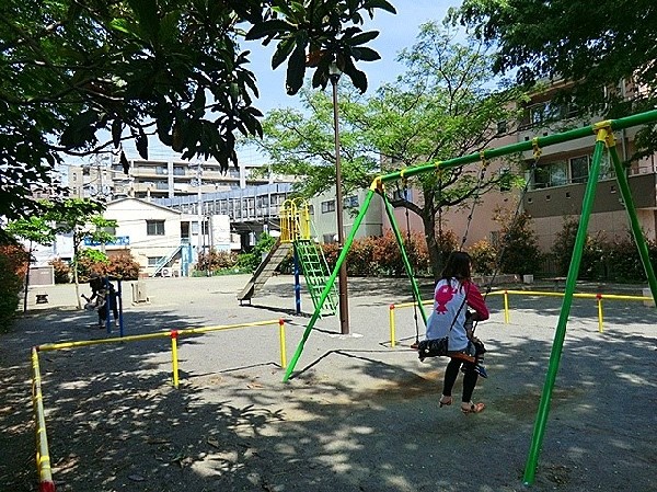 箕輪町公園 (青空の下で駆け回ったり、遊具で遊んだり、思い思いの遊びができます。子供たちの元気で楽しそうな声が響き渡ります。)