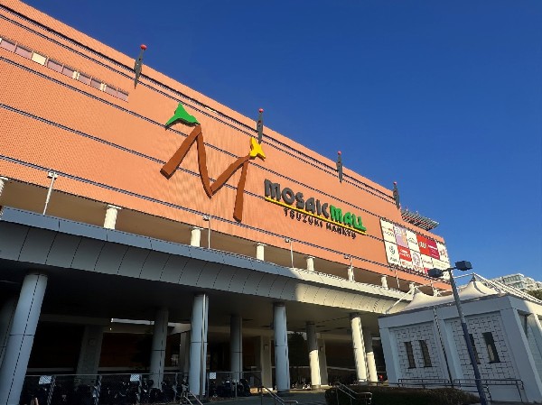 モザイクモール(デパート、ブティック、レストランが入った人気のショッピング施設。大観覧車が目印のショッピングモールです。)