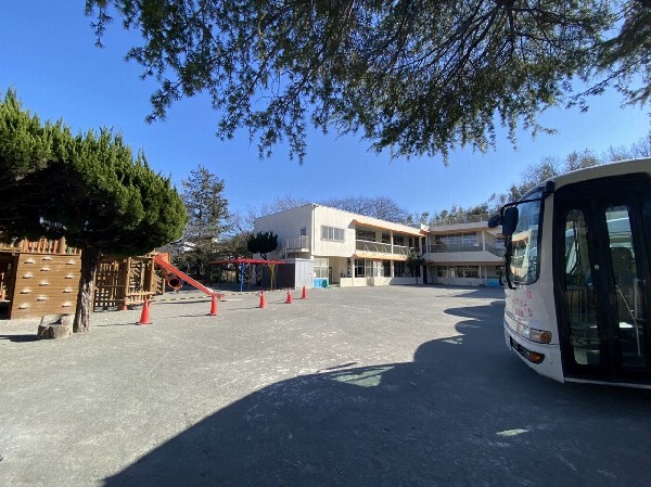 横浜さくら幼稚園　(健全なる精神と体力の育成・心身の調和のとれた発育・国際的な感覚教育・リーダーシップの育成・いのちとの触れ合い、という五つの理念が柱。)