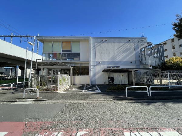 梨花幼稚園(園舎・園庭から子供たちの元気な声が聞こえてきます。できることが増えていく、お子様の成長が楽しみです。)