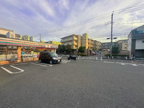 セブンイレブン狛江猪方3丁目店　(セブンミール、お弁当に定評のあるセブンイレブン、コンビニエンスの最大手ですね。)