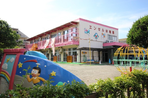 エンゼル幼稚園( 園舎・園庭から子供たちの元気な声が聞こえてきます。できることが増えていく、お子様の成長が楽しみです。)