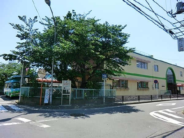 小峰幼稚園　(広い園庭では、たくさんの木々や草花の中で子供たちが元気いっぱいのびのびと過ごしています。)