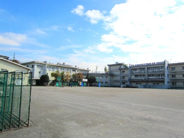長沢中学校　(学校教育目標は自分を見つめよう、心身を鍛えよう、規律を守り、責任を果たそう、想像的な精神をみがこう。)