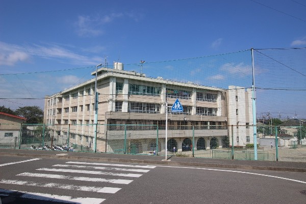 野川中学校(自己の将来を思慮しながら、自主的、創造的に活動する生徒の育成を目指します。)