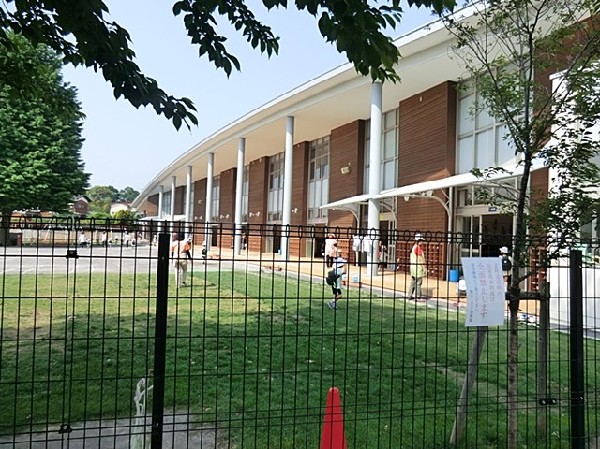 狛江こだま幼稚園　(園舎・園庭から子供たちの元気な声が聞こえてきます。できることが増えていく、お子様の成長が楽しみです。)