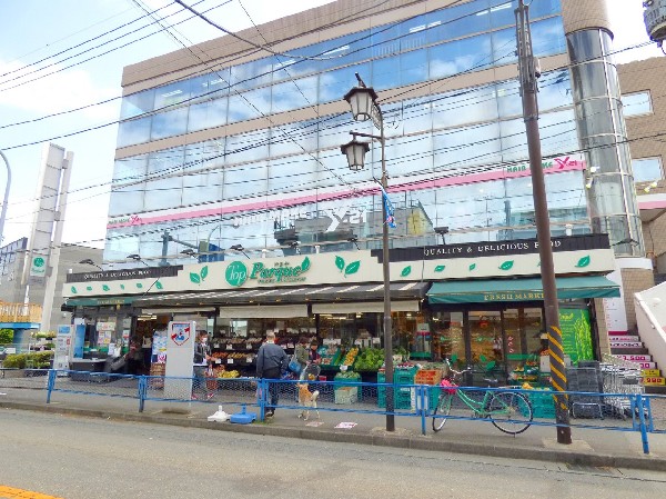 トップパルケ 久地店(営業時間は9：00～24：00と夜遅くまで営業しているスーパーです。駅のすぐそばにあるので、仕事帰りにも気軽に立ち寄れて便利です。)