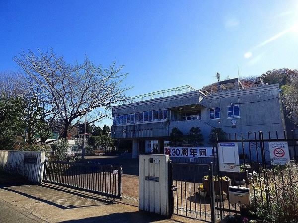 岡上小学校(お子様が一日の中でも長い時間を過ごす小学校。のびのびと過ごし、広い校庭で元気に駆け回ったり、どんどん成長していくお子様の姿が目に浮かびます。)