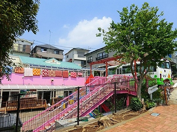 百合ケ丘さくら幼稚園(自然に囲まれた幼稚園です。特別指導として絵画、英語、お習字、体操等各専門の先生が指導します。)