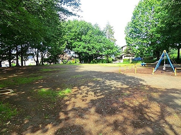 新石川中村公園(近隣には、公園もあり、青空の下で駆け回ったり、遊具で遊んだり、思い思いの遊びができます。子供たちの元気で楽しそうな声が響き渡ります。)