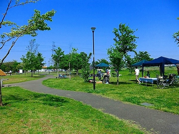 稲城北緑地公園 (多摩川沿いにある公園。遊び場、野球、テニス、バスケット ボールなどの施設がある。)