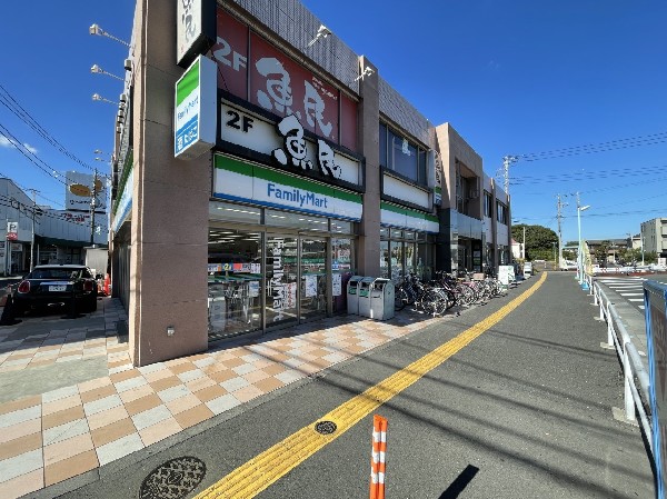 ファミリーマート稲城長沼駅前店(コンビニが近いのは何かと助かります。いまや買物だけではなく、行政、銀行、民間サービス等、日常生活に深く関係する最重要施設。)