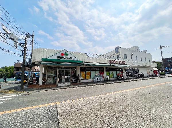 マルエツ平二丁目店(周囲にはいくつかのスーパーが点在しており、目的や曜日などで使い分けるもの良いですね。)