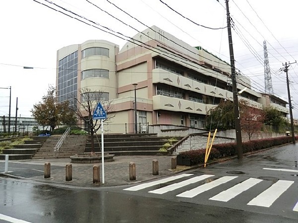 東山田小学校(お子様が一日の中でも長い時間を過ごす小学校。のびのびと過ごし、広い校庭で元気に駆け回ったり、どんどん成長していく姿が目に浮かびます。)