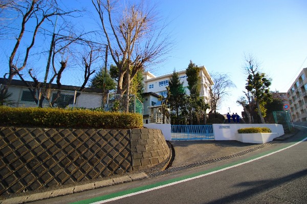 菅生中学校　(小学校よりもより長い時間を過ごす中学校。ここで過ごす時間はお子様にとって大切な思い出となるはずです。)