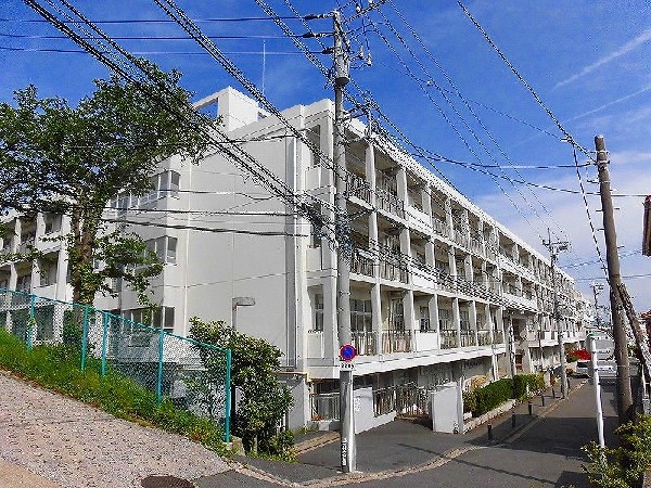 神奈川中学校(人を思いやり、共に生きる喜びを学ぶ事。行動に責任を持ち、集団の中で自分を活かす事。様々な体験を通じて、自分を知り、学びを大切にする)