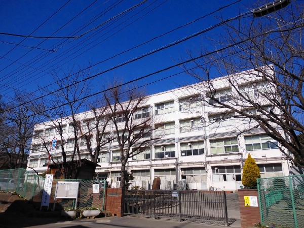樽町中学校　(確かな学力、豊かな心、健やかな体、公共心と社会参画意識、国際社会に寄与する開かれた心、を磨いていく。)
