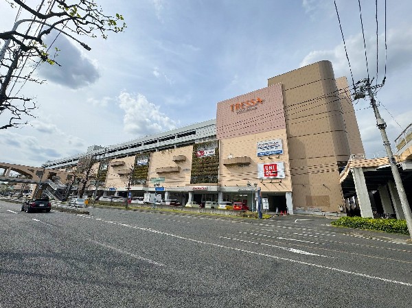 トレッサ横浜(トヨタが開発する首都圏初のオートモール複合施設！約220店舗の専門店で構成されたショッピングモール)