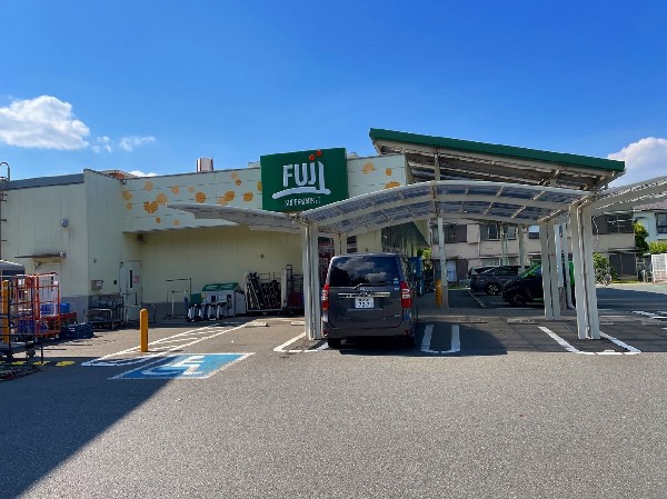 FUJI菅田店　(営業時間7～22時　駐車場約20台　品質はもちろん、安心・安全を第一に考えた価値ある商品など、数多く取り揃えております。)