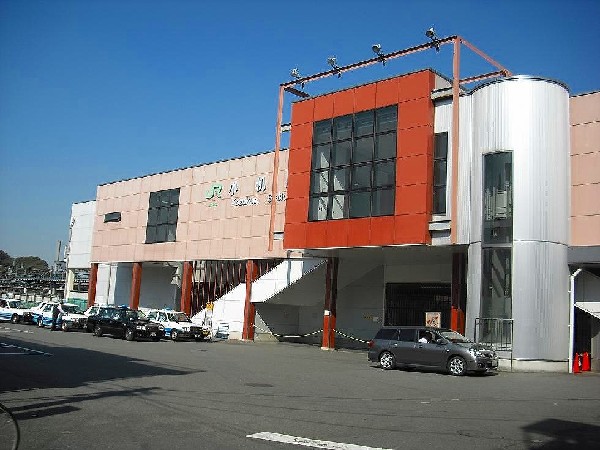 小机駅　(横浜国際総合競技場（命名権により日産スタジアム）の開場と同年の1998年に現在の橋上駅舎が完成しました。)