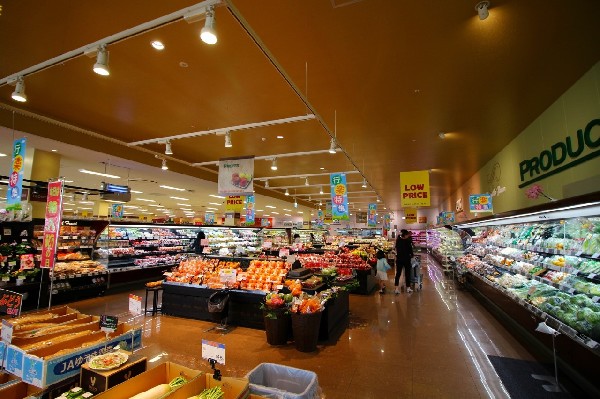 ヤオコー稲城南山店　(幹線道路沿いにあり、自転車や車で立ち寄りやすい駐車場完備のスーパーです。休日の買い出しや、お出かけ前やお帰りの立ち寄りにも便利です。)