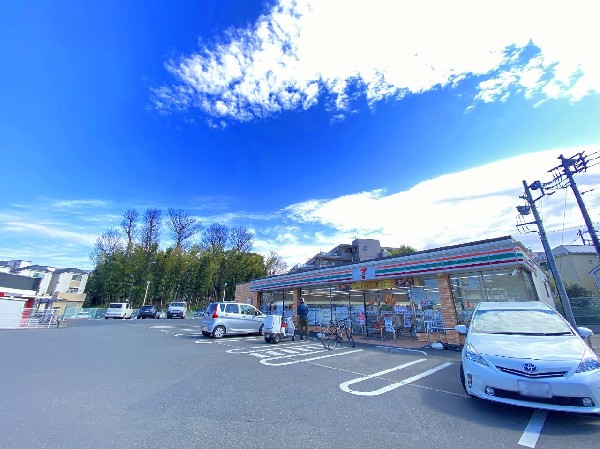 セブンイレブン川崎初山2丁目店(代表的なコンビニの一つ、惣菜、セブンミールも好評。)