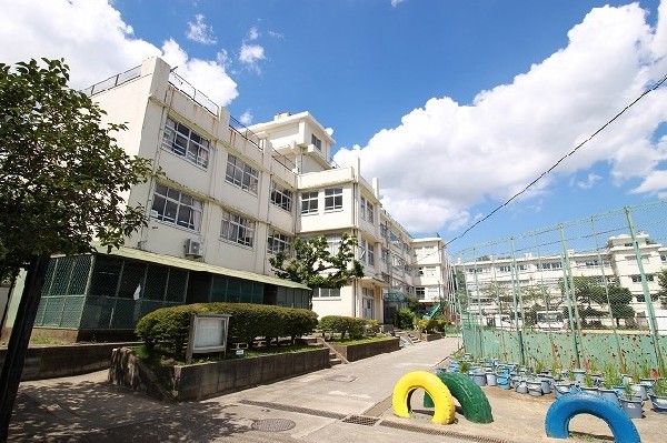 菅生小学校(数年前に創立50周年を迎えた歴史ある小学校。2019年も115名の1年生が入学し、700人以上の児童を44名の教員が支える学校。)