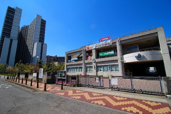 高津中学校　(1学年4～5クラスで総生徒数約500人。「敬愛」「忍耐」「向学」「健康」の４つの教育目標をめざす。)