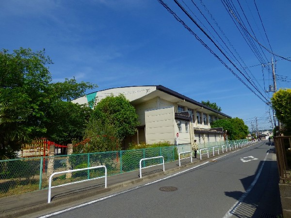 稲城第三小学校(お子様が一日の中でも長い時間を過ごす小学校。のびのびと過ごし、広い校庭で元気に駆け回ったり、どんどん成長していく姿が目に浮かびます。)