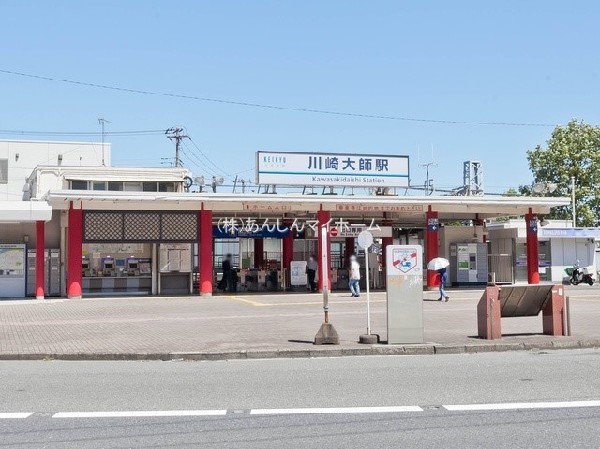 川崎大師駅(初詣で有名な川崎大師（平間寺）の最寄り駅。京急川崎駅や川崎駅までのアクセスも良好で、観光だけでなく日常の移動にも便利です。)