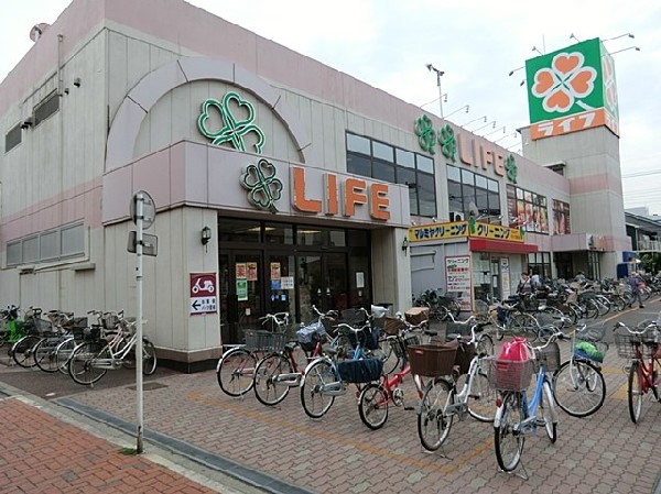 ライフ川崎桜本店　(首都圏にも多くの店舗を持つ、大阪発祥の総合スーパーマーケット。)
