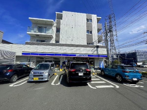 ローソン都筑東山田町店(「マチのほっとステーション」をスローガンに掲げる通り、忙しい日々に「ほっ」とするひとときをもたらします。)